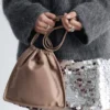 Bolsa de satén con cordón