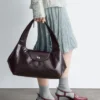 Bolso de hombro de cuero curvado