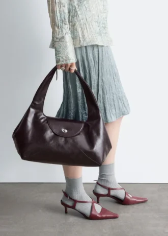 Bolso de hombro de cuero curvado