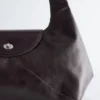 Bolso de hombro de cuero curvado