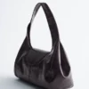 Bolso de hombro de cuero curvado