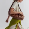 Bolso de hombro de piel de perfil bajo
