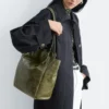 Bolso de mano de cuero con correa y hebilla