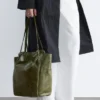 Bolso de mano de cuero con correa y hebilla