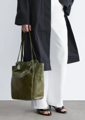 Bolso de mano de cuero con correa y hebilla