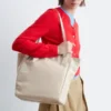Bolso de mano de cuero con correa y hebilla