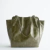 Bolso de mano de cuero con correa y hebilla