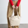 Bolso de mano de cuero con correa y hebilla