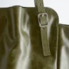 Bolso de mano de cuero con correa y hebilla