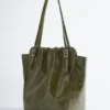 Bolso de mano de cuero con correa y hebilla