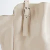 Bolso de mano de cuero con correa y hebilla