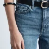 Brazalete de resina con detalles metálicos en contraste