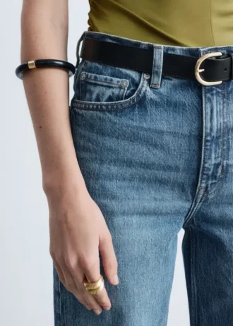 Brazalete de resina con detalles metálicos en contraste