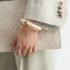 Brazalete de resina con detalles metálicos en contraste