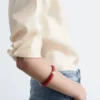 Brazalete de resina con detalles metálicos en contraste