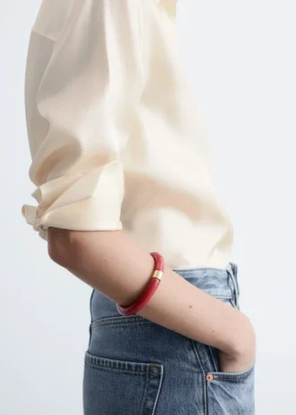 Brazalete de resina con detalles metálicos en contraste