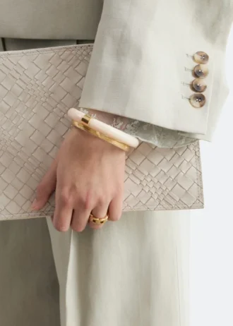 Brazalete de resina con detalles metálicos en contraste