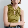 Brazalete de resina con detalles metálicos en contraste