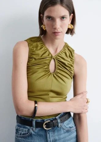 Brazalete de resina con detalles metálicos en contraste