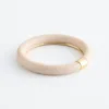 Brazalete de resina con detalles metálicos en contraste
