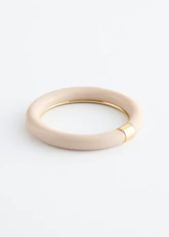 Brazalete de resina con detalles metálicos en contraste