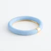 Brazalete de resina con detalles metálicos en contraste