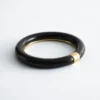 Brazalete de resina con detalles metálicos en contraste