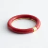 Brazalete de resina con detalles metálicos en contraste