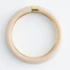 Brazalete de resina con detalles metálicos en contraste