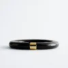 Brazalete de resina con detalles metálicos en contraste