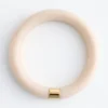 Brazalete de resina con detalles metálicos en contraste