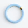 Brazalete de resina con detalles metálicos en contraste