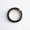 Brazalete de resina con detalles metálicos en contraste