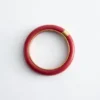 Brazalete de resina con detalles metálicos en contraste
