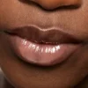 Brillo de labios ligeramente marrón