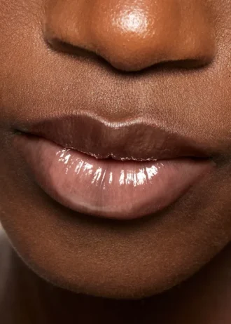 Brillo de labios ligeramente marrón