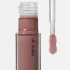 Brillo de labios ligeramente marrón