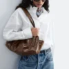 Camisa de algodón con cuello alto