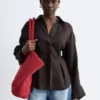 Camisa de lino con pliegues en la cintura