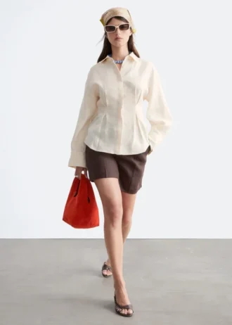 Camisa de lino con pliegues en la cintura
