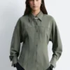 Camisa entallada con mangas abullonadas