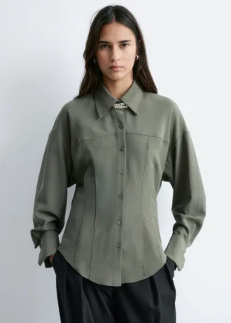 Camisa entallada con mangas abullonadas