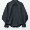 Camisa entallada con mangas abullonadas