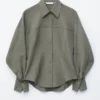Camisa entallada con mangas abullonadas