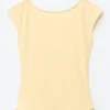 Camiseta ajustada con espalda abierta