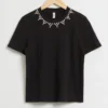 Camiseta con adornos de pedrería
