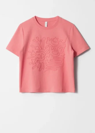 Camiseta con apliques florales