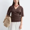 Camiseta con cuello en V fruncido
