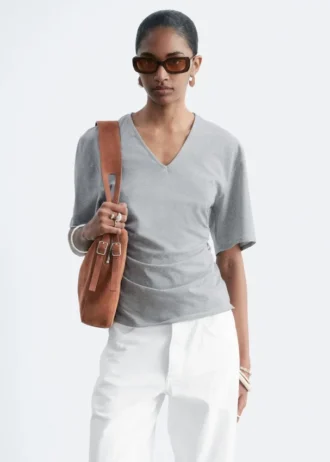 Camiseta con cuello en V fruncido