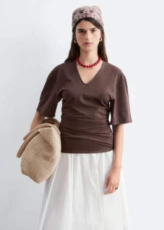 Camiseta con cuello en V fruncido
